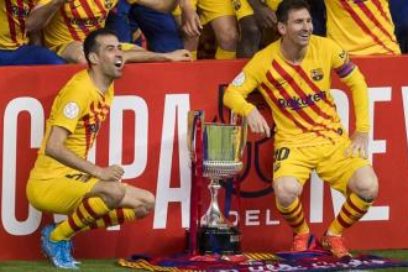 Busquets se despide de Messi.