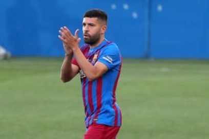 Jordi Alba se baja el sueldo: El lateral español del FC Barcelona Jordi Alba aceptó rebajarse el salario en un 25% esta temporada y además ha diferido parte de la ficha de este curso a las dos siguientes, ratificando su compromiso con el club.