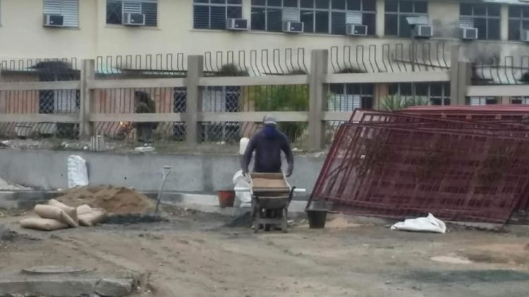 En el nuevo laboratorio de virología y biología molecular que se edifica en la ciudad santiaguera la CTC y sus sindicatos aportan horas de trabajo productivo. Foto: CTC Santiago de Cuba