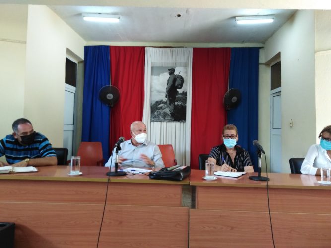 El vice primer ministro cubano Jorge Luis Tapia Fonseca, instó a concretar la mensajería a domicilio principalmente de medicinas y alimentos para poder dar el paso hacia la reducción aún más de la cantidad de personas y vehículos en las calles, como primera prioridad de contención de la enfermedad. Foto: José Luis Martínez Alejo