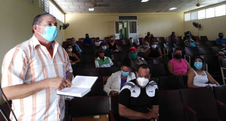 El doctor Manuel Vázquez, director municipal de Salud en Ciro Redondo, reconoció la necesidad de crecer con prontitud en las capacidades de instituciones sanitarias de campaña para disminuir la cifra de 162 familias acogidas a la modalidad de ingreso domiciliario. Foto: José Luis Martínez Alejo