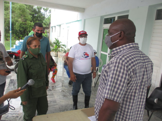 La presidenta del Consejo de Defensa Municipal, Zunilda García Garcés, y el intendente Adiel Morera Macías recorrieron varias zonas afectadas por el ciclón tropical. Foto: Osvaldo Pupo