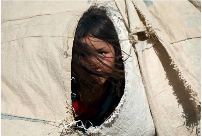 Niña afgana en campamento de refugiados al norte de Afganistán. FOTO: AP Photo/Rahmat Gul