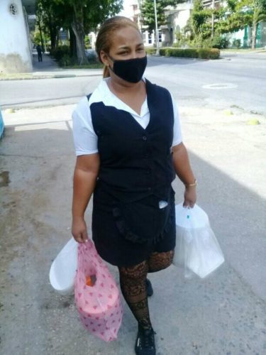 En tiempos de pandemia las mujeres han demostrado su valía y entereza aportando desde diversos ámbitos, uno de ellos el servicio de mensajería a los más vulnerables. Foto: Rey Luis Correa