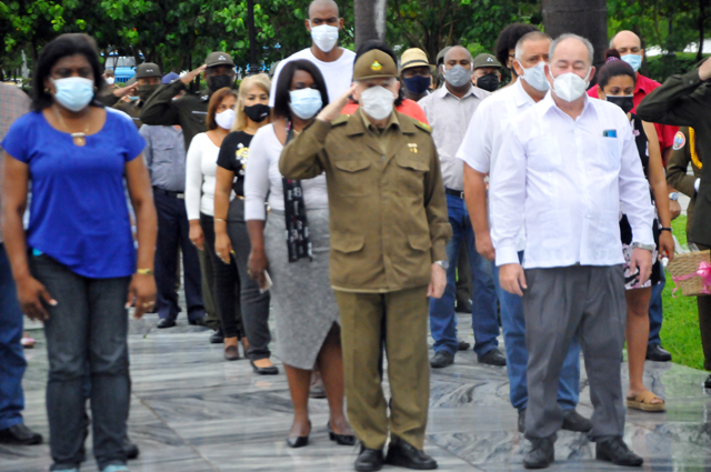 El Comandante de la Revolución Ramiro Valdés, junto a las máximas autoridades de la provincia, encabezó el homenaje al Comandante en Jefe. Foto Jorge Luis Guibert