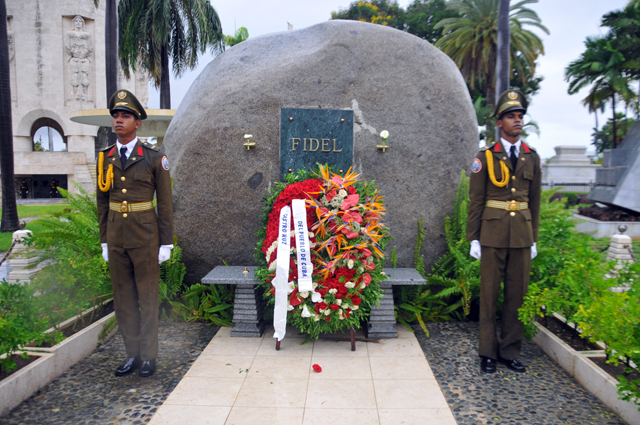 Junto al piedra funeraria una ofrenda a nombre del pueblo de Cuba en el cumpleaños 95 de Fidel. Foto: Jorge Luis Guibert
