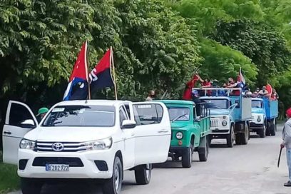 Trabajadores tuneros marchan con Fidel en la memoria
