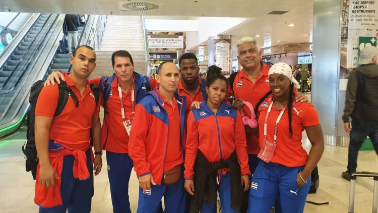 Jorge Luis Barcelán junto a su equipo de pesas.