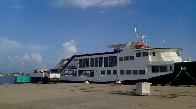En la terminal de Cruceros de Cienfuegos está anclado el barco productor de aire comprimido enriquecido en oxígeno. Foto: Zulariam/5 de Septiembre