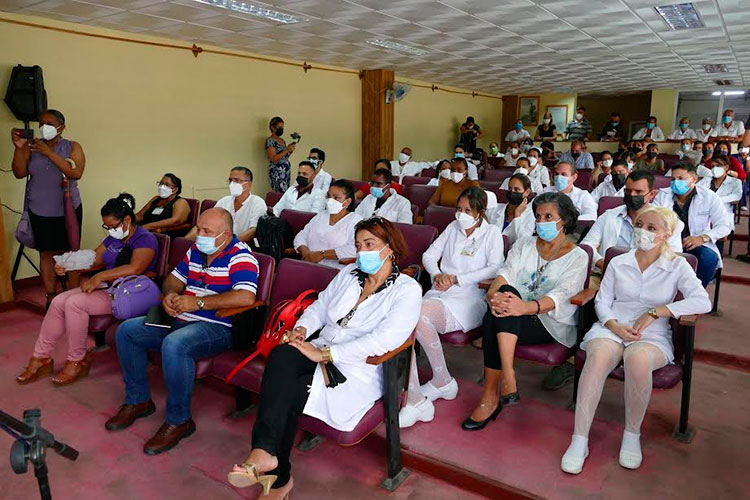 En 72 horas, se organizó un equipo de ocho doctores e igual número de enfermeros especializados en terapia intensiva. Foto: Héctor García