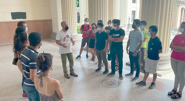 Carlos Lazo conversó con estudiantes de la Universidad de La Habana. Foto: Cortesía de Carlos Lazo