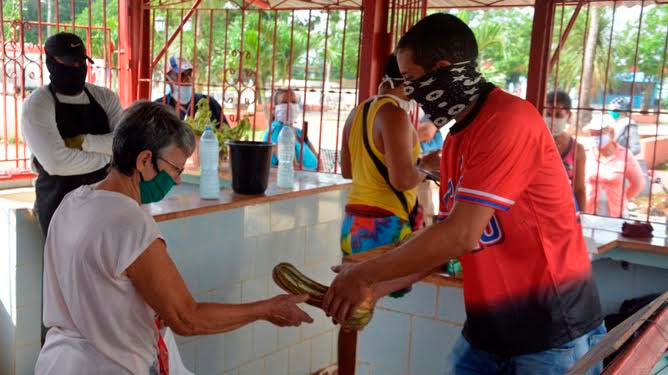 Trabajador del turismo que brinda apoyo en un agromercado del municipio de Ciro Redondo, en Ciego de Ávila, como parte de las acciones de enfrentamiento a la COVID-19. Foto: Osvaldo Gutiérrez Gómez