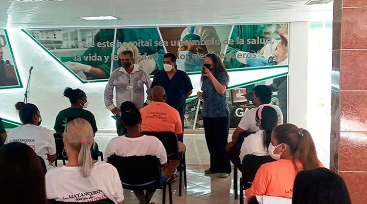 En el lobby del hospital Doctor Gustavo Aldereguía la brigada fue recibida por la doctora Yagén Pomares Pérez, directora de ese centro asistencial. Foto: Periódico 5 de Septiembre