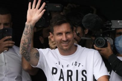 Messi llega a París: El astro argentino Lionel Messi llegó  a París, donde pasó la revisión médica y lució una mascarilla del PSG. Su padre, Jorge Messi, adelantó que el acuerdo está cerrado, aunque el club parisino aún no lo ha hecho oficial.