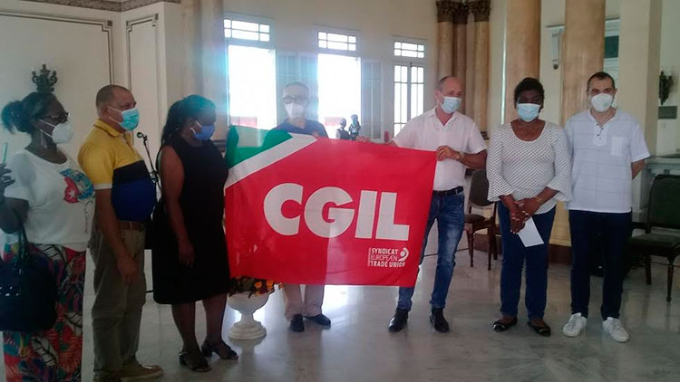 Según reconocen directivos de la CGIL, y otras organizaciones solidarias, el donativo deviene gesto recíproco para con los cubanos que partieron a Italia a ayudar a ese pueblo cuando la COVID-19 los azotaba duramente. Foto: Betty Beatón