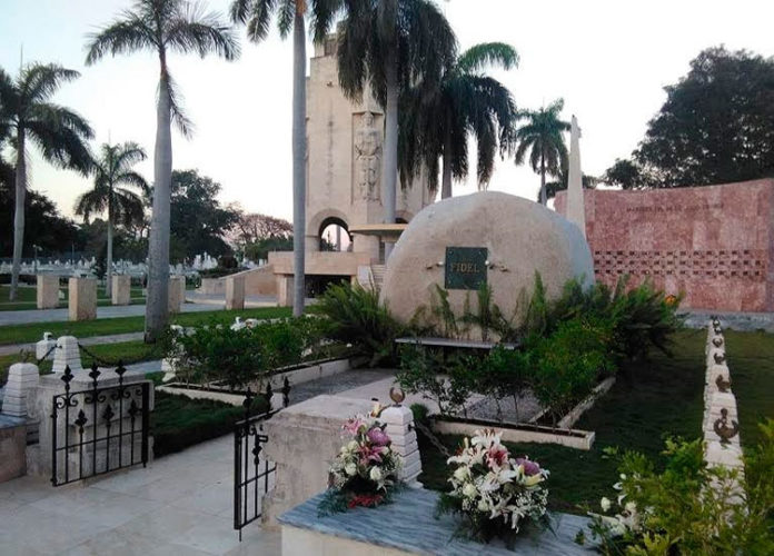 El ejemplo de Fidel sigue convocando multitudes y desencadena el sentimiento patrio de cubanas y cubanos (FOTO TOMADA EL 13 DE AGOSTO 2020 EN EL CEMENTERIO SANTA IFIGENIA STGO TUMBA FIDEL). Foto: Betty Beatón