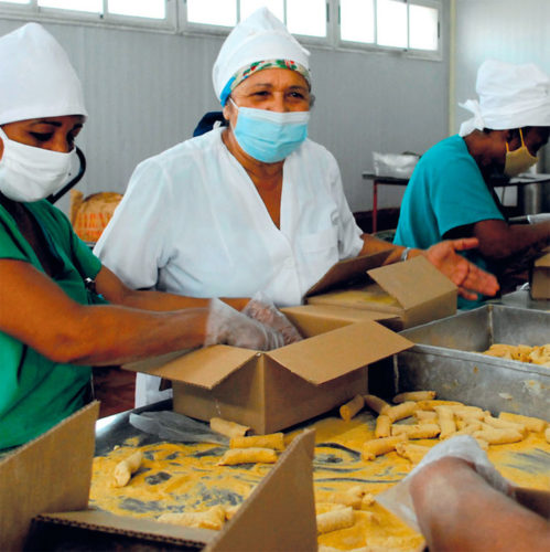 Hilda en el departamento de conformado de croquetas (al centro), junto a sus compañeras, para quienes es un ejemplo. Foto: Agustín Borrego