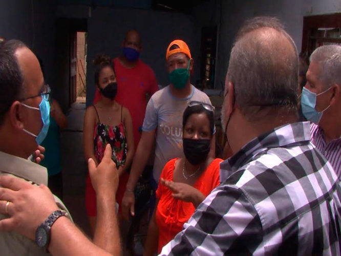 Marrero Cruz dialogó con Madelayne Rojas Rodríguez, una de las damnificadas. Foto: Islavisión