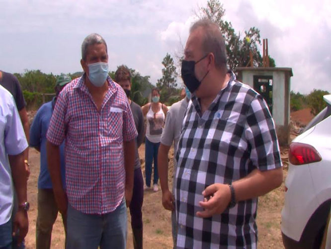 Marrero Cruz se interesó por el salario de los 45 trabajadores del vivero de cítricos de la Isla. Foto: Islavisión