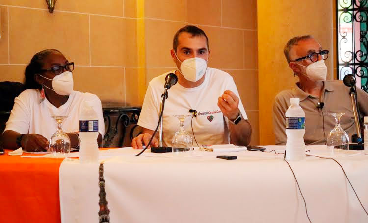 Al centro, Michele Curto, presidente de la AICEC; a la izquierda, Sergio Bassoli, de la CGIL. Foto: Heriberto González Brito