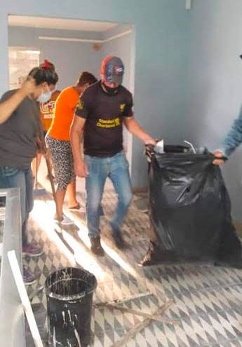 Limpieza general para acondicionar mobiliario y equipos. Foto: Facebook de Julio Morales Verea