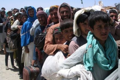 Miles de afganos buscan refugio en países vecinos