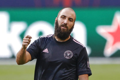 Higuaín recuerda el paso por el Madrid: «El año que llega Cristiano mete 27 goles y yo 26. Al mercado siguiente trajeron a Kaká y Benzema. Ahí dije cuántos goles tengo que hacer. Vino Karim e hizo sacar mi mejor versión y yo a él. Es un 9 tremendo».