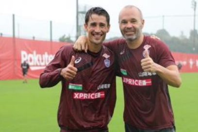 Iniesta recibe a Bojan en el Vissel Kobe japonés.