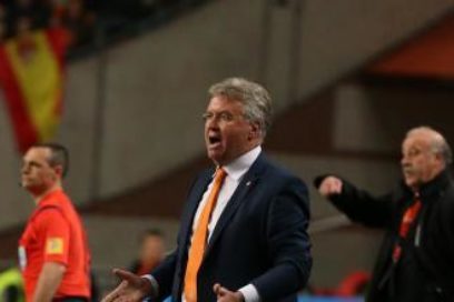 Guus Hiddink deja los banquillos: El entrenador holandés Guus Hiddink, quien dirigió clubes como Madrid y Chelsea, anunció que deja los banquillos a la edad de 74 años. Hiddink se encontraba a cargo de la selección de Curazao.