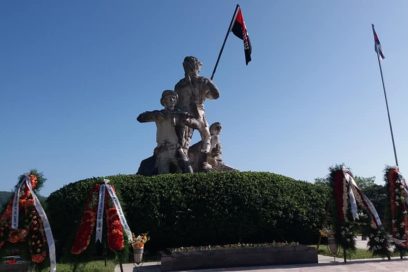 Ofrendas de Raúl y Díaz-Canel en recordación al Comandante Almeida