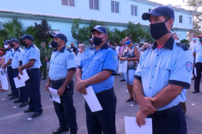 Reconocen en la Isla a trabajadores civiles de la defensa