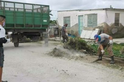 Trabajadores de Comunales atienden problemática sanitaria en Caibarién