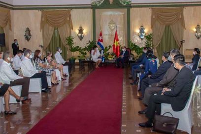 Nguyen Xuan Phu exalta nexos Vietnam-Cuba en diálogo con activistas