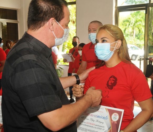 El Ministro de Salud de Cuba, José Ángel Portal Miranda, conversa con integrante de la brigada del Contingente Henry Reeve que refuerza la lucha contra la Covid-19 en Las Tunas. Foto: Reynaldo López Peña