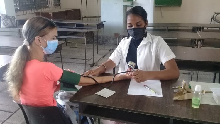 En la vacunación de los menores de 19 años se cumplen con igual rigor, que en otros grupos etarios, las buenas prácticas establecidas por el sistema de salud cubano. Foto: Betty Beatón Ruiz