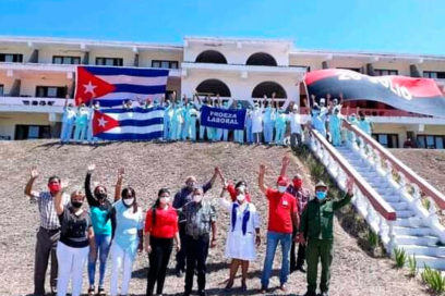 Civiles de la defensa en Santiago de Cuba: celebración desde la acción