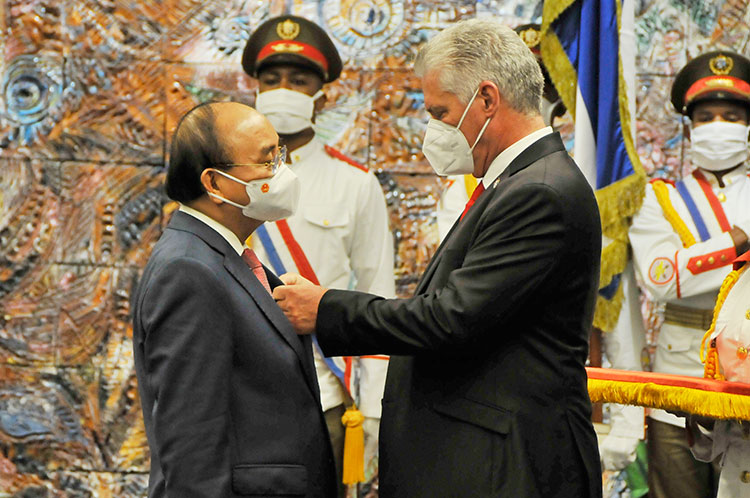 Condecoración con la Orden José Martí. Foto: Heriberto González Brito