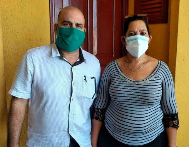 Doctor Abel Denis Ruiz, director de la unidad de asistencia a niños con COVID-19 en Ciego de Ávila, junto a la doctora Ereida Cabrera Arias, de Las Tunas, quien también brindó colaboración en la institución. Foto: Dianelys Marin Dewar