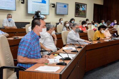 Casos de COVID-19 seguirán siendo altos pese a discreta disminución