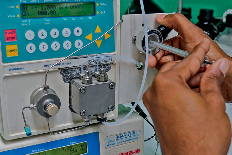 Uno de los aportes más significativos fue la reparación, hace cinco años, de un costoso equipo de tecnología alemana conocido como HPLC, siglas en inglés para la técnica de cromatografía líquida de alta resolución, cuyo precio puede rondar los 70 mil dólares y resulta indispensable para el análisis de la composición de las tabletas de medicamentos que esa planta fabrica. Foto: Heriberto González Brito