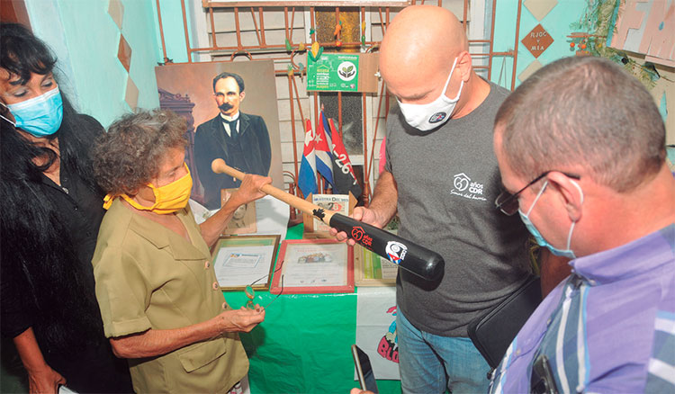 Momento en el que Gerardo Hernández Nordelo, Héroe de la República de Cuba y coordinador nacional de los CDR, intercambia con vecinos del barrio tunero que acoge el proyecto. Foto: Reynaldo López Peña