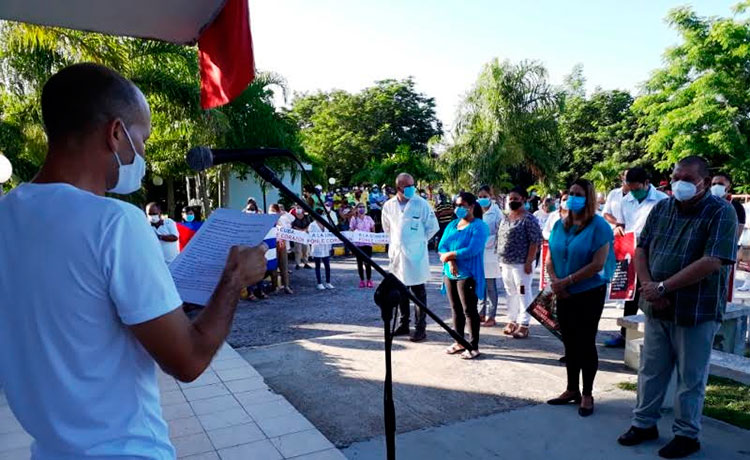 La CTC y sus sindicatos reconocen el altruismo y la entrega del personal de la Salud, y el apoyo comunitario y de otras instituciones al programa de vacunación. Foto: Jorge Pérez Cruz