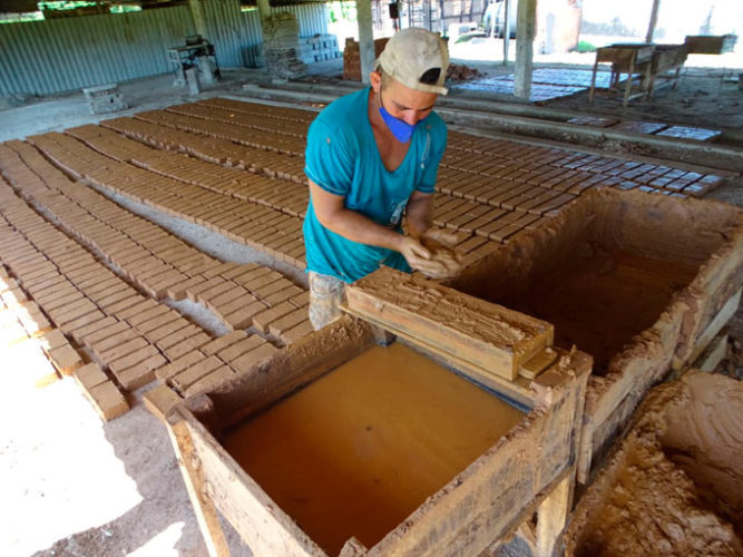Producción de ladrillos de barro cocido en Campechuela. Foto: Rafael Martínez Arias