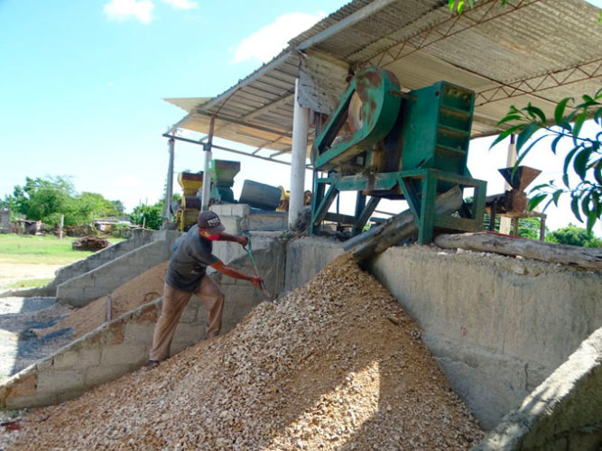 Producción de áridos de diferentes granulometrías con materia prima local, en perqueños molinos montados en los municipios. Foto: Rafael Martínez Arias