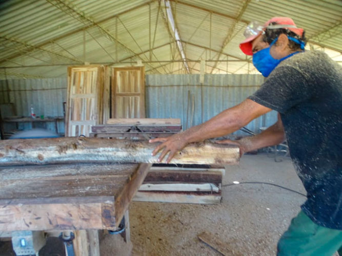 Carpinterias que se encontraban inactivas son reactivadas en Unidades Empresariales de Base de la Empresa granmense Productora de Materiales de Construcción. Foto: Rafael Martínez Arias