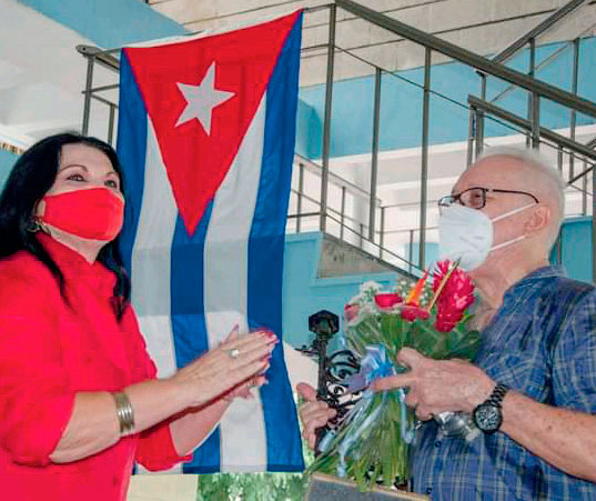 Miguel Iglesias recibe de manos de la directora del Teatro Nacional de Cuba, Nereyda López Labrada, el reconocimiento de esta institución, que acoge a Danza Contemporánea de Cuba desde su fundación. El miércoles tuvo lugar allí un sencillo acto de homenaje a la compañía y su director. Foto: Cortesía de DCC