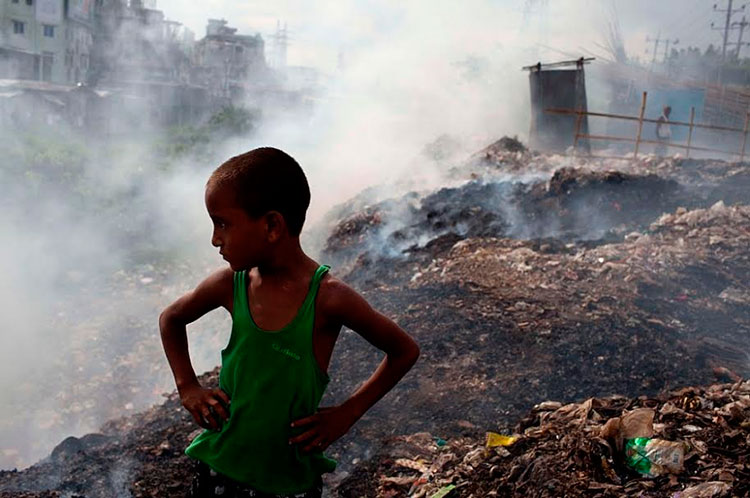 De los aproximadamente 7 millones de muertes ocasionadas cada año por la contaminación ambiental, la mayoría ocurre en los países de ingresos bajos y medios, y en los barrios más pobres de las naciones más ricas, afirma la ONU. Foto: Tomada de Pulzo