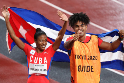 Omara y sus escuderos: orgullo, filo y bandera