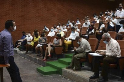 Ministro de Salud Pública intercambia con estudiantes de Ciencias Médicas