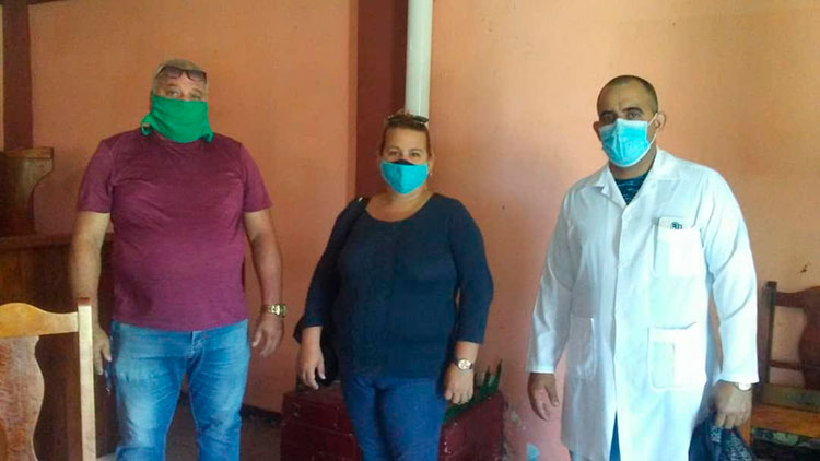 Quienes laboran en el hospital instalado en el Hotel Estrella Roja de Taguasco se esmeran para atender a los niños que ingresan en esa institución. Foto: Mailén Gómez Casdelo